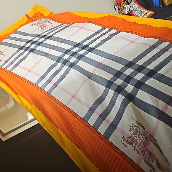 Burberry Scarf . - Picture 9 of 16